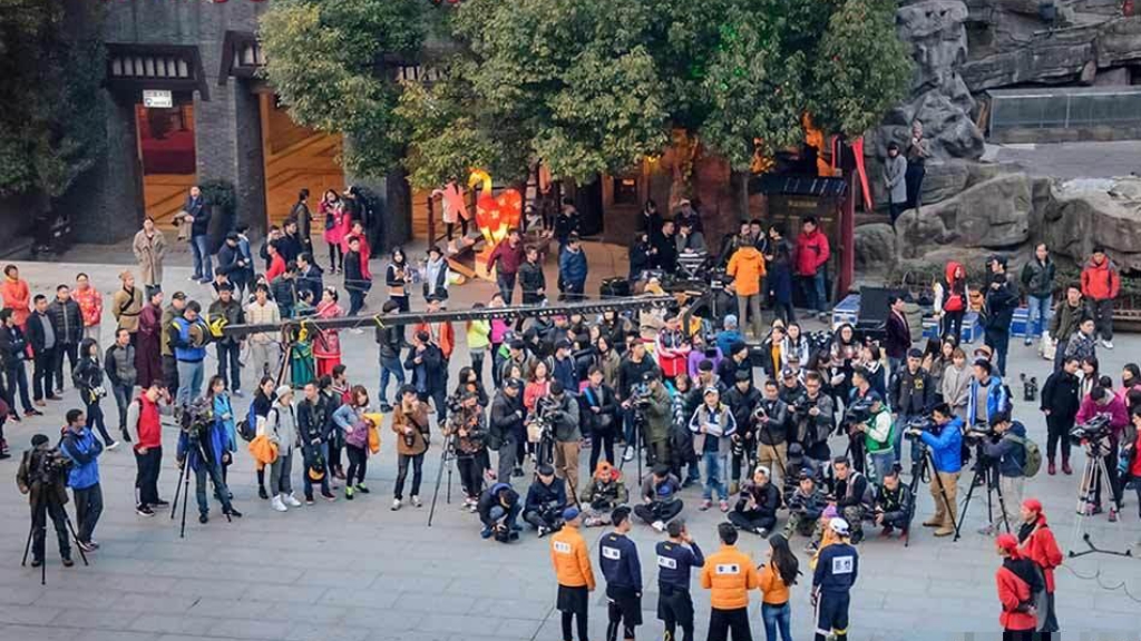 观众热情助威，现场气氛火爆