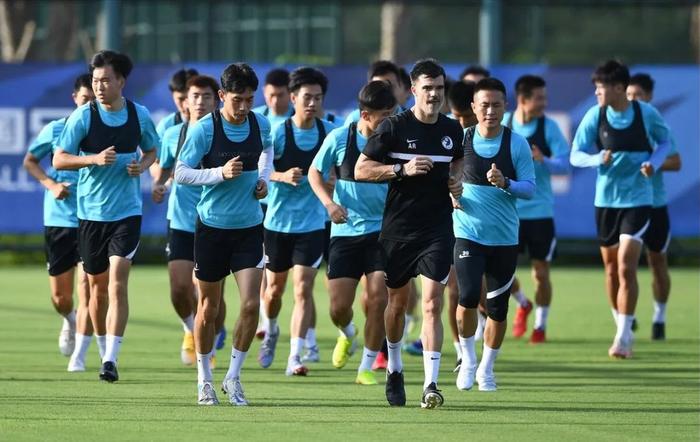 球队备战训练严格，力求在下一场比赛中取胜的简单介绍