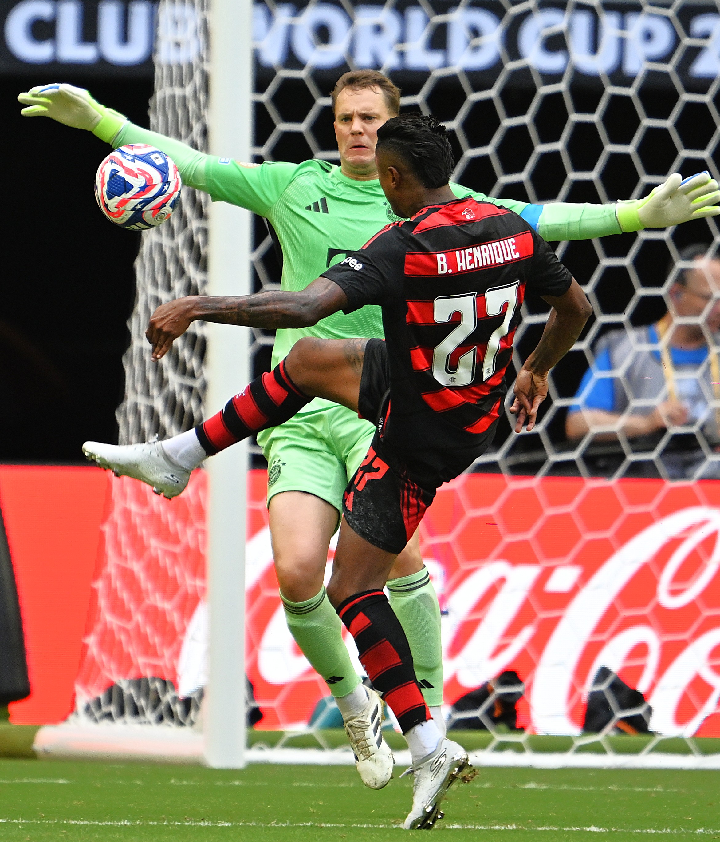 杏彩体育地址-拜仁大获全胜，淘汰赛晋级如虎添翼