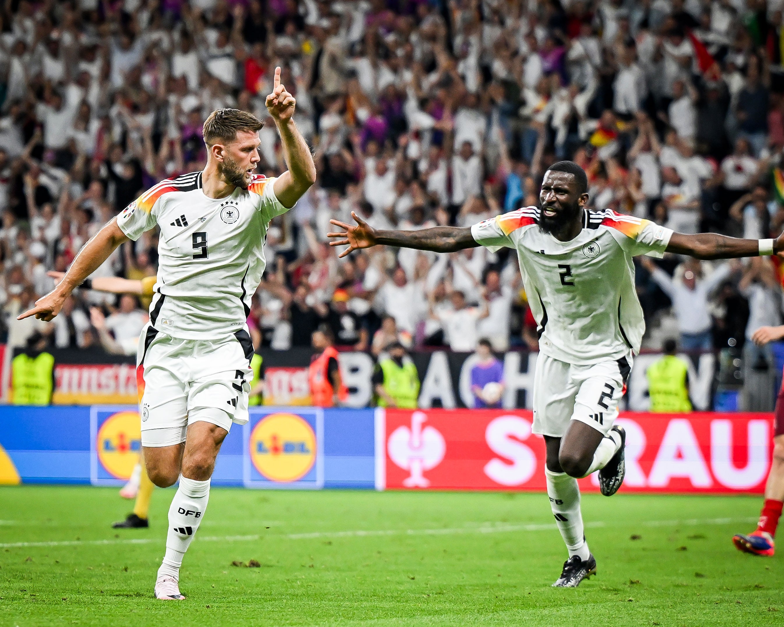 包含瑞典队在严酷比赛中胜出，斩获欧洲杯预选赛小组次席的词条