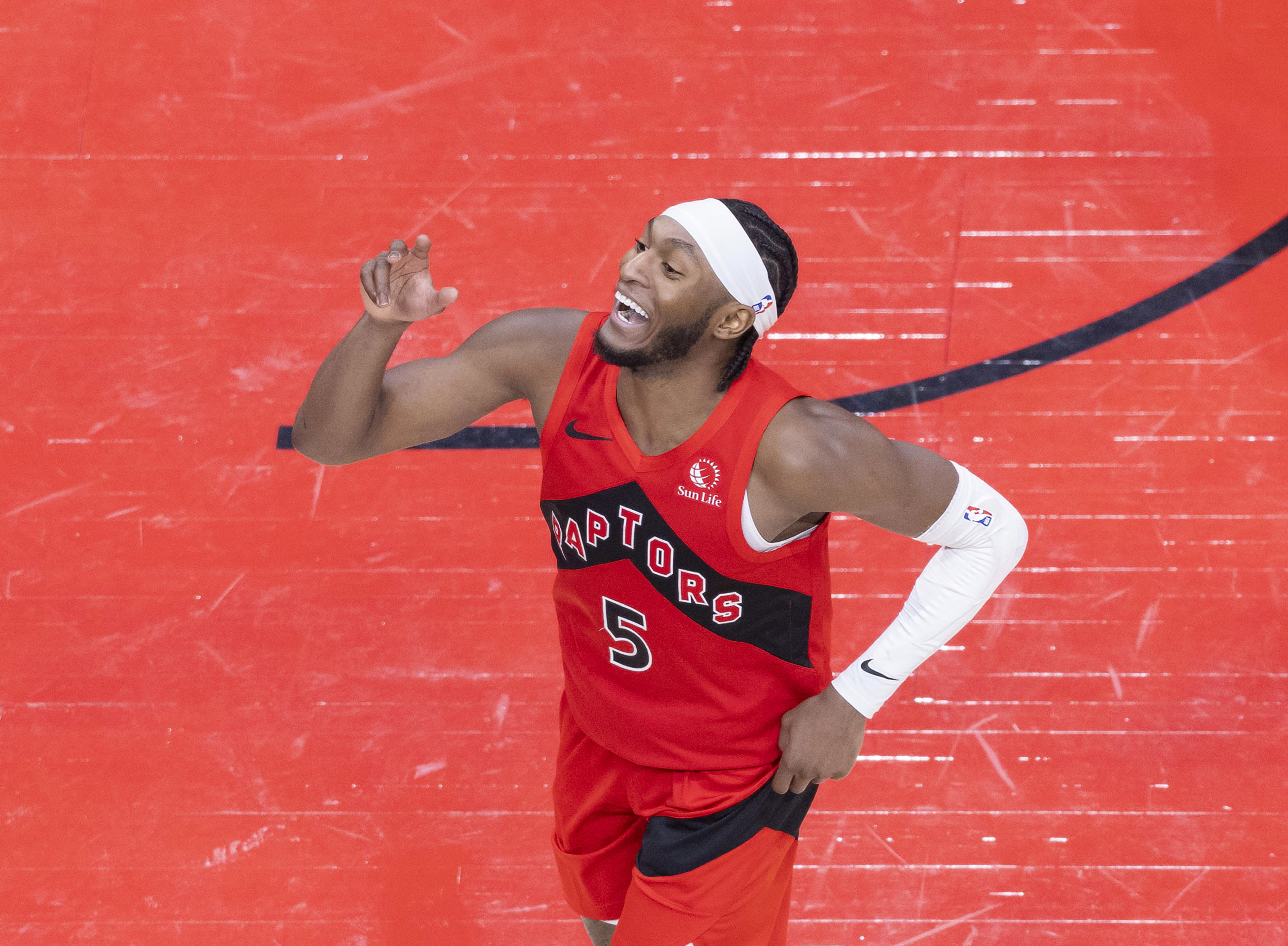 杏彩体育在线登录-猛龙队主场险胜尼克斯队，西亚卡姆压哨绝杀的简单介绍