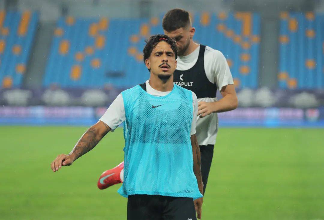 杏彩体育入口-外援球员遭遇伤病，球队面临挑战