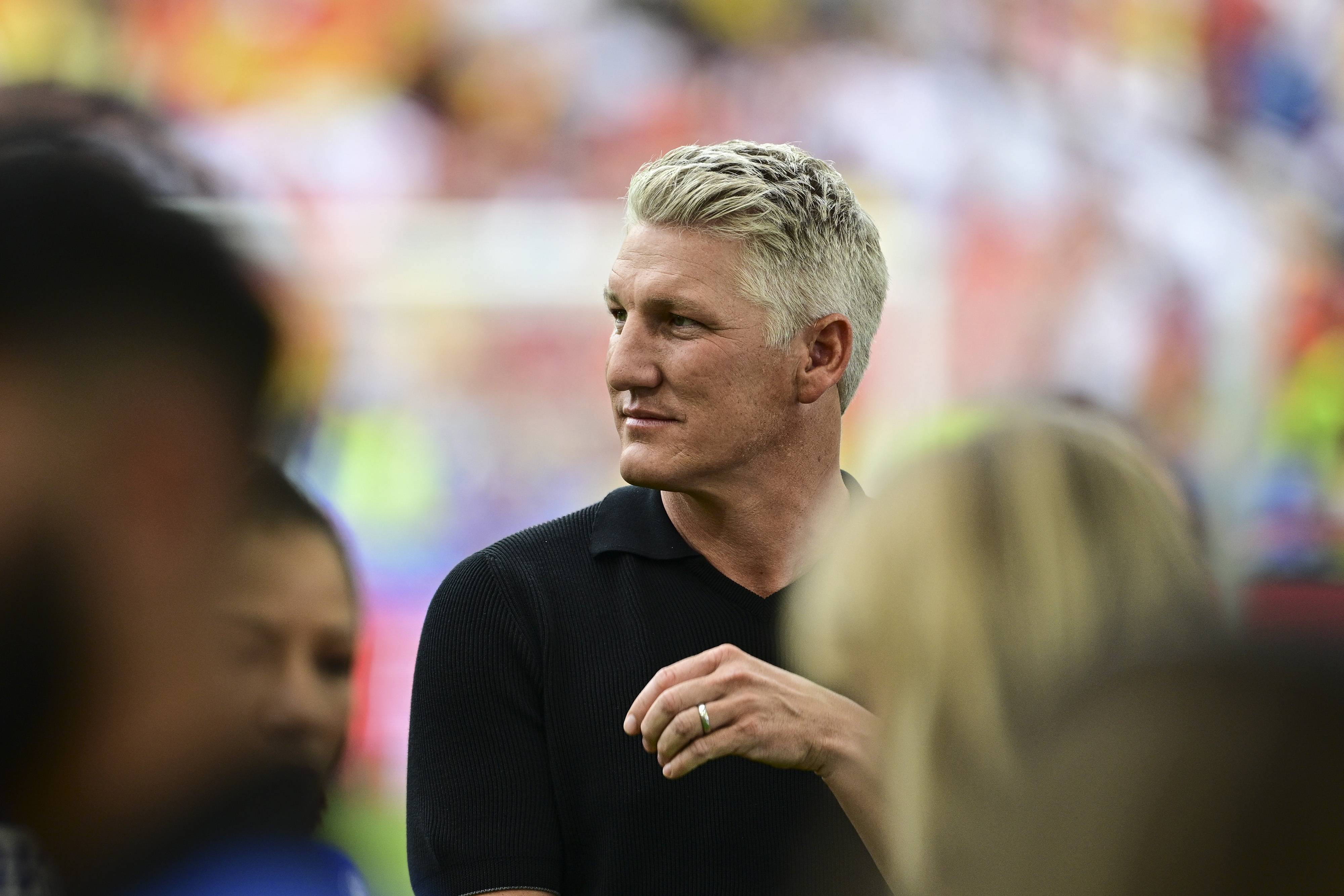 关于拜仁主场轻松战胜曼联，稳固欧冠决赛席位的信息