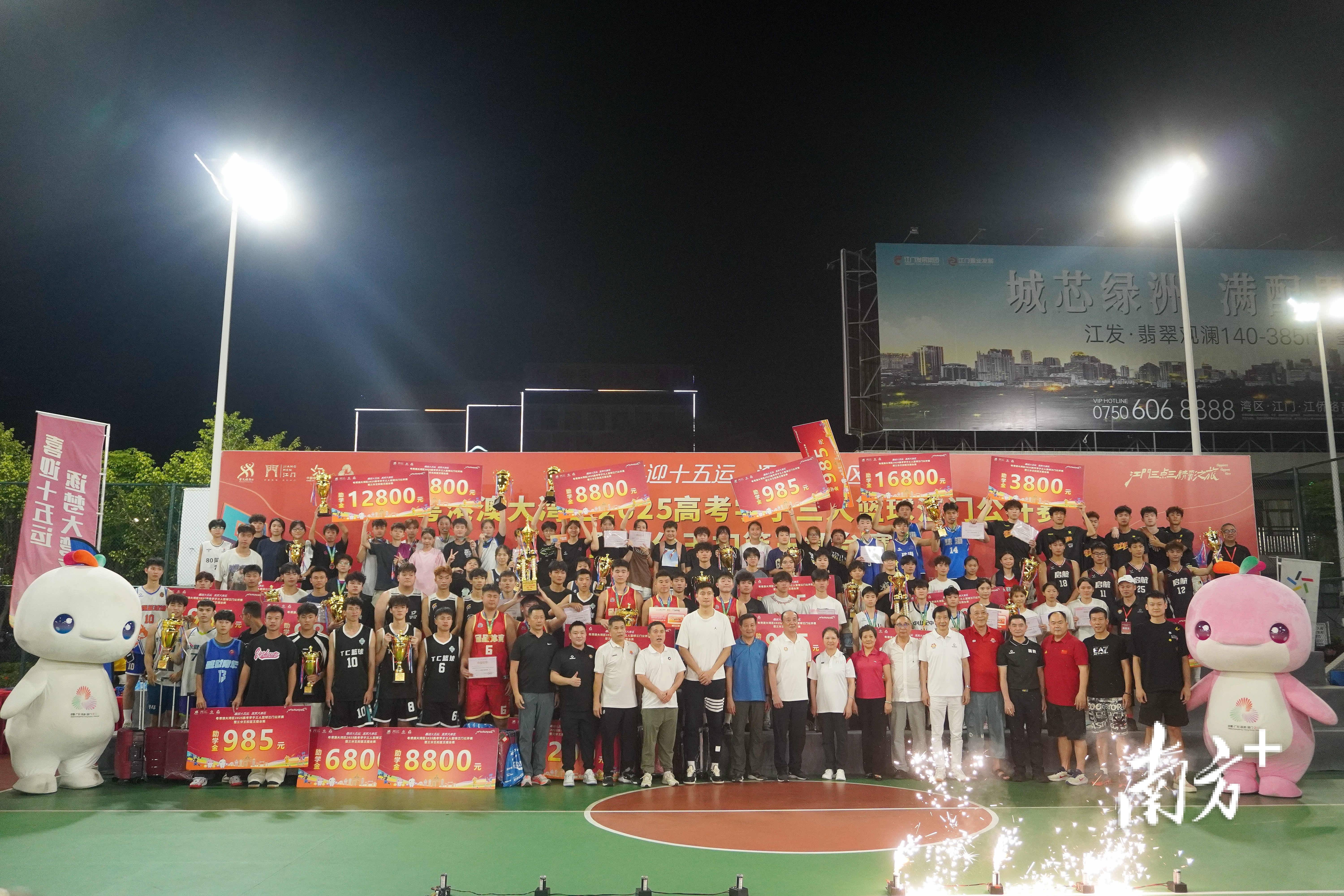 球场对决!两队之间的激烈比拼 球场对决!两队之间的激烈比拼